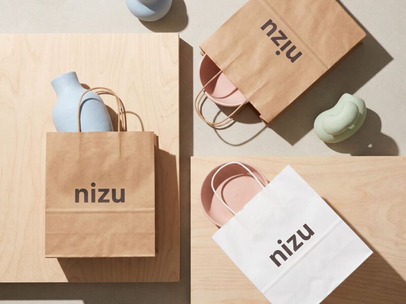 Brun / Vit papperspåse med eget tryck & design | Tvinnade handtag - Enklapack.se