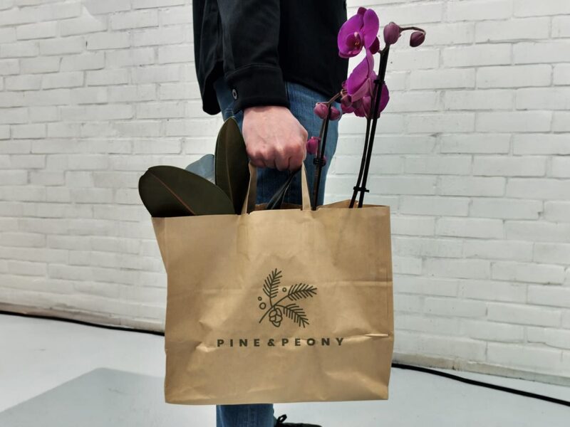 Plantkasse med eget tryck - Bär växter och blommor - Enklapack.se