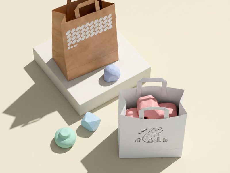 Brun / Vit papperspåse med eget tryck & design | Platta handtag - Enklapack.se