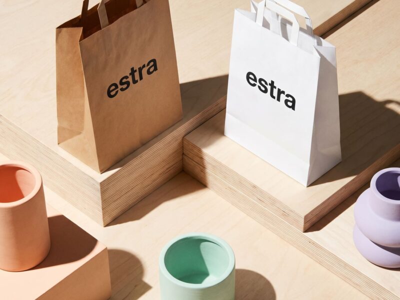 Brun / Vit papperspåse med eget tryck & design | Platta handtag - Enklapack.se