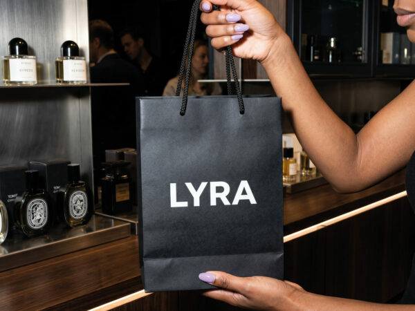 Svart Lyxpåse med eget tryck | Rephandtag i många olika färger | Egna mått - Enklapack.se