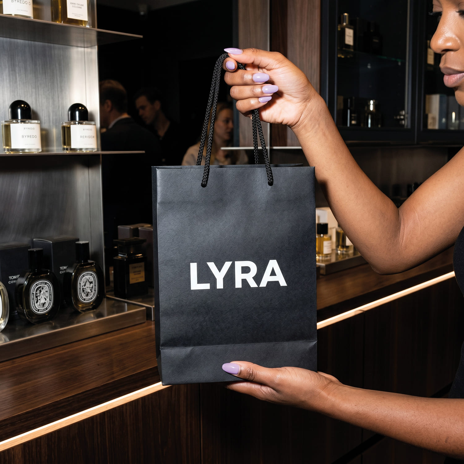 Svart Lyxpåse med eget tryck | Rephandtag i många olika färger | Egna mått - Enklapack.se