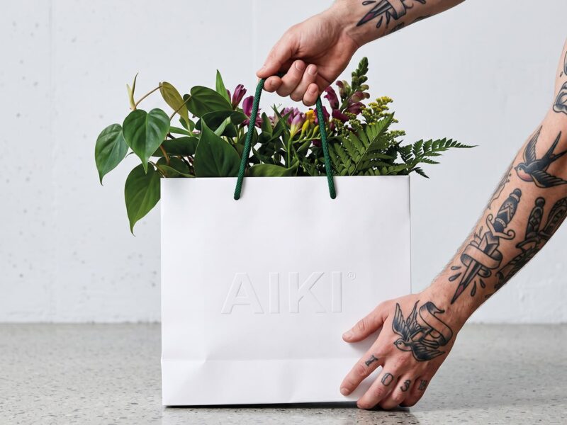 Vit Präglad Lyxpåse med eget tryck (prägling) | Rephandtag i många olika färger | Egna mått - Enklapack.se